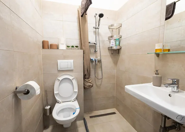 Apartment Market Retreat Near Hbh *